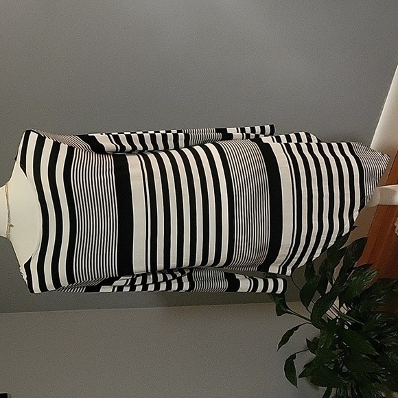 Cyrus Black/White Striped Rayon/Spandex Dress with Asymetrical Hem Size M - Picture 6 of 9